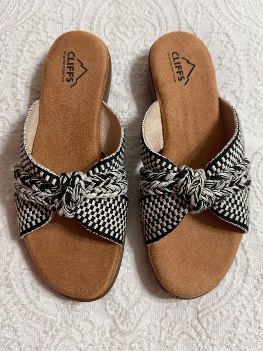 Cliffs by WHITE MOUNTAIN Size 6.5M Black & White Slide Sandals